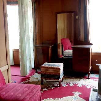Young Gulistan Houseboat, Srinagar 5
